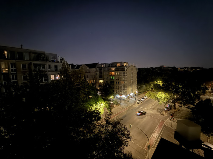 Nachts macht die neue Superweitwinkelkamera des iPhone 16 Pro Max etwas weniger verrauschte Bilder ...